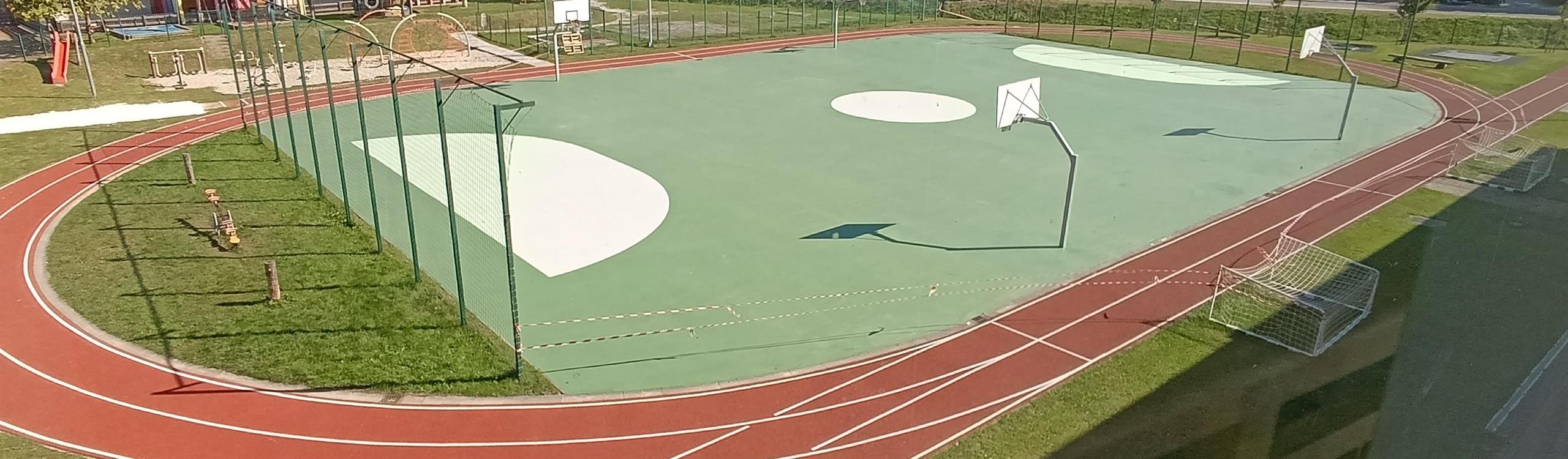 Preplastitev igrišča ob OŠ Benedikt s posodobitvijo garderobnih in sanitarnih prostorov za invalide