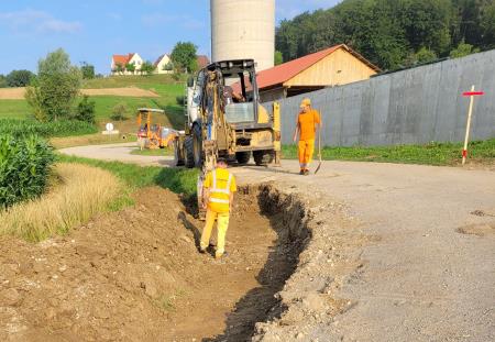 Gradbeni delavci na gradbišču ceste