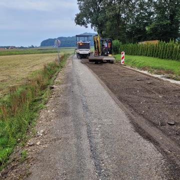 Delovni stroji na gradbišču ceste