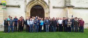 Skupinska fotografija pred cerkvijo sv. Treh Kraljev v Slov. goricah