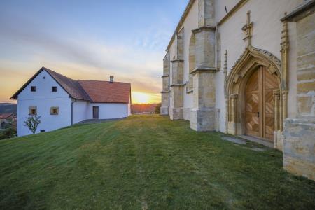 Cerkev-in-mežnarija